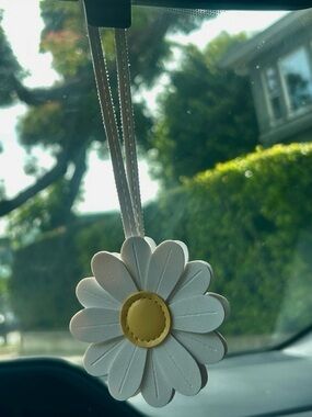 🌼NEW Daisy Bag Charm White Yellow Flower Cute Girly Keychain Vegan Leather